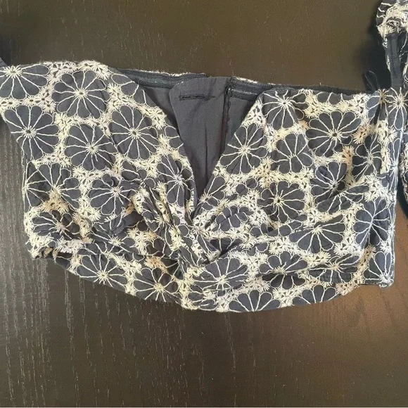 Bardot Kaela Broderie Off-Shoulder Navy Blue Top Size Small/4 embroidery - Picture 3 of 7